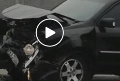 В Киеве на Броварском проспекте произошло лобовое столкновение автомобилей (видео)