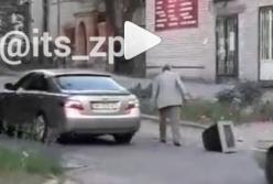 В Запорожье мужчина “выгулял” телевизор вместо собаки (видео)
