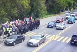 Протесты на мосту в Киеве: между полицией и митингующими произошла стычка (видео)