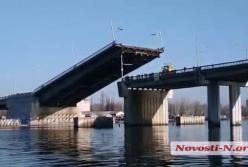 В Николаеве развели мосты для прохода корабля ВМС (видео)