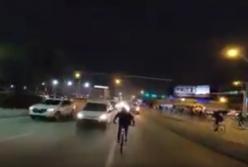"Безумству храбрых": велосипедист рассекал по ночным дорогам навстречу автомобилям