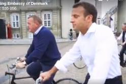 Главы Франции и Дании провели "переговоры на велосипедах" (видео)