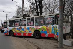 В Днепре троллейбус с пассажирами едва не упал с моста из-за потерявшего сознание водителя (видео)