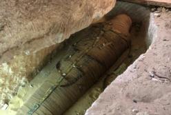 Археологи в прямом эфире вскрыли 2500-летний саркофаг с мумией верховного жреца (видео)