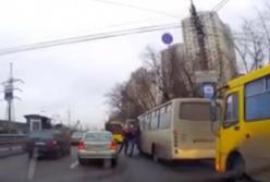 В Киеве двое водителей маршруток устроили драку (видео)