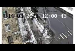 В России глыба льда убила мужчину на улице (видео)