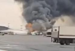 Страшные кадры: в России загорелся самолет при приземлении (видео)