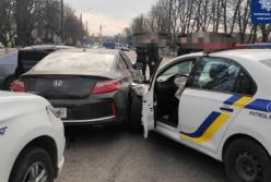 Под Киевом четверо полицейских пострадали при задержании водителя (видео)