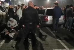 В Киеве на парковке торгового центра горе-дрифтер устроил ДТП с пострадавшими (видео)