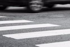 В Киеве неадекват устроил перфоманс на дороге (видео)