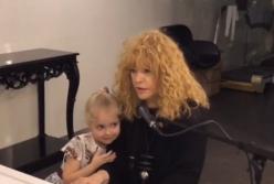 Пугачева растрогала сеть домашними уроками музыки с дочерью (видео)