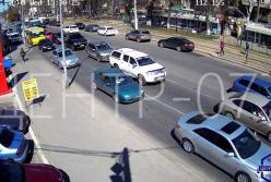 В Одессе взрыв газа под асфальтом подбросил машину в воздух (видео)