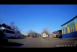 Пустынный город: в Мелитополе в 8 утра на улицах минимум людей и транспорта (видео)