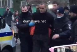 Убийца из Одессы встретил полицию с головой отца в руках (видео)