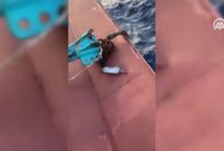 У берегов Турции танкер протаранил рыбацкое судно (видео)