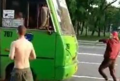 В Харькове пьяные подростки напали на маршрутку (видео)