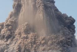 Самый мощный вулкан Кракатау снова проснулся (видео)