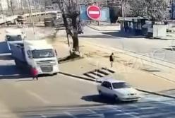 В Днепре грузовик сбил пешехода и протащил несколько метров (видео)
