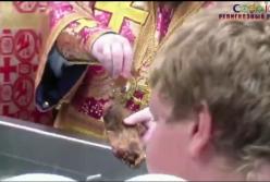 Священники провели жуткий обряд с мертвой ногой в Румынии (видео)