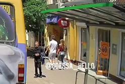 В центре Одессы мужчина обокрал маршрутку (видео)