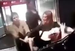 Путаны устроили драку возле отеля в центре Киева (видео)