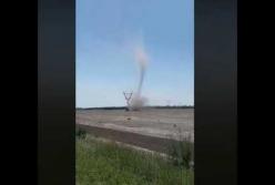 Смерч, пронесшийся над Херсонщиной, попал на видео