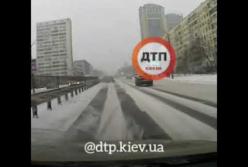 В Киеве водитель разогнал авто по гололеду и влетел в отбойник (видео)