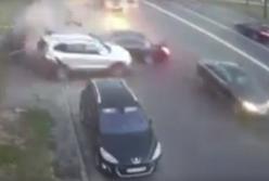 В Киеве авто на большой скорости врезалось в припаркованные автомобили (видео)