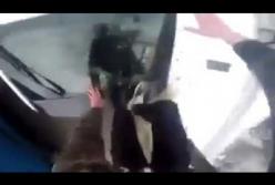 В Ровно молодой парень дерзко пробежался по машине полиции (видео)
