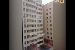 Мужчина чудом поймал ребенка, выпавшего с 10-го этажа (видео)