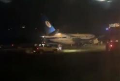 В Жулянах авиалайнер потерял шасси и выкатился за пределы полосы (видео)