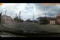 Сильно спешил: житель Одесской области едва не сбил детей на пешеходном переходе (видео)  