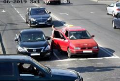 Пассажиры не заплатили таксисту, сбежав посреди дороги (видео)