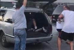 Одесский таксист погрузил людей в багажник (видео)