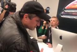 Пьяный россиянин купил место в очереди за новым iPhone, но денег на телефон уже не хватило (видео)