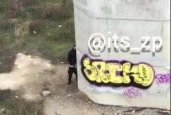 В Запорожье на Набережной разгуливает извращенец (видео)