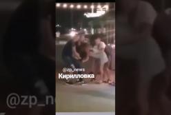 Девушки сошлись в суровом кулачном бою на популярном украинском курорте (видео)