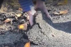 Асфальт можно оторвать руками: как отремонтировали дорогу на Закарпатье (видео)