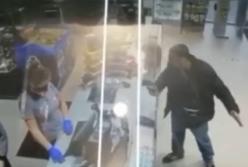 В Киеве неадекват без маски плюнул в лицо продавщице (видео)