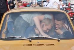 Удивительный рекорд: 17 человек вместилось в "Запорожец" (видео)