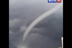 Водяной столб до небес сильно напугал туристов (видео)