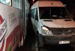 В Днепре водитель врезался в остановку с людьми (видео)