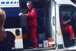 "Мусор не берем": врачи "скорой" отказались помочь пожилому человеку (видео)