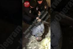 В Киеве поймали наглого афериста, "выбивавшего" деньги с пенсионеров (видео)