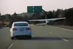 Самолет сел на  оживленное шоссе, не задев ни одной машины (видео)