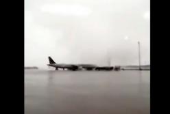 Смерч перевернул автобус с туристами в аэропорту Антальи (видео)