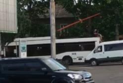 Опасные игры: в Николаеве подросток проехался на крыше троллейбуса (видео)