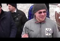 В Тернополе мужчину без одежды закопали в снегу (видео)