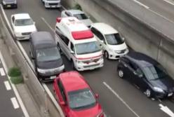 Скорая помощь: как водители в разных странах реагируют на появление «скорой»? (видео)