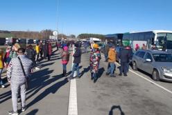 Образовались огромные очереди на выезд из Польши (видео)